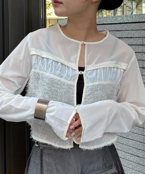 &g'aime(アンジェム)の「【&g'aime】フェザーMIXシアーボレロ Feather-Blend Sheer Bolero(シャツ/ブラウス・レディース・ブラック/ホワイト・FREE)」の4枚目の写真