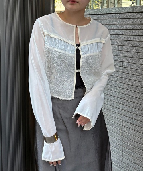 &g'aime(アンジェム)の「【&g'aime】フェザーMIXシアーボレロ Feather-Blend Sheer Bolero(シャツ/ブラウス・レディース・ブラック/ホワイト・FREE)」の6枚目の写真