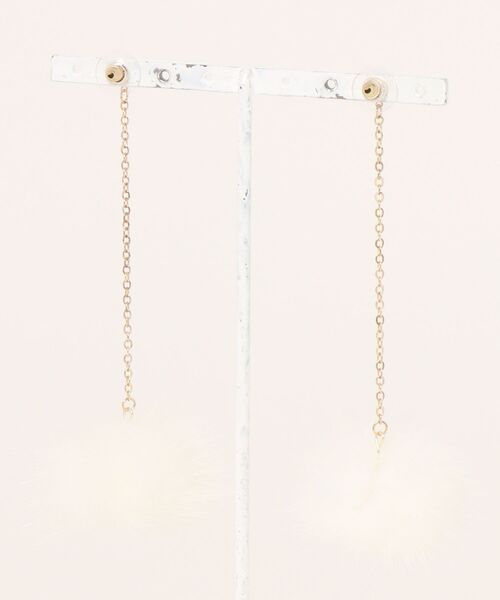 VIBGYOR Women（ヴィブジョー　ウィメン）の「【float】ふわふわ ホワイト ファー ゴールド ロングチェーン ピアス（ピアス（両耳用）・レディース・ホワイト×ゴールド・FREE）」の2枚目の写真