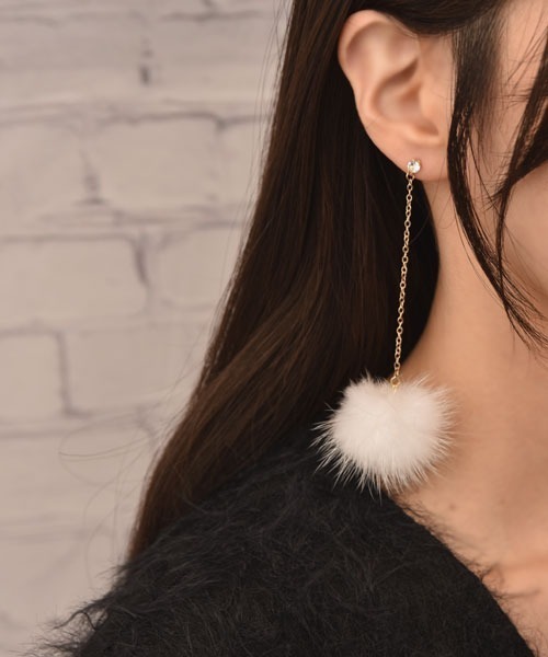 VIBGYOR Women（ヴィブジョー　ウィメン）の「【float】ふわふわ ホワイト ファー ゴールド ロングチェーン ピアス（ピアス（両耳用）・レディース・ホワイト×ゴールド・FREE）」の3枚目の写真