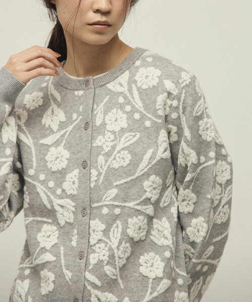 Firsthand(ファーストハンド)の「Firsthand/ファーストハンド フラワージャガード ニットカーディガン(カーディガン/ボレロ・レディース・グレー/チャコールグレー/サックスブルー・ONE SIZE)」の10枚目の写真