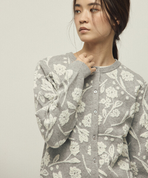 Firsthand(ファーストハンド)の「Firsthand/ファーストハンド フラワージャガード ニットカーディガン(カーディガン/ボレロ・レディース・グレー/チャコールグレー/サックスブルー・ONE SIZE)」の3枚目の写真