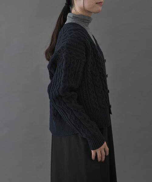 FORK&SPOON(フォークアンドスプーン)の「FORK&SPOON ケーブルVネックカーディガン(カーディガン/ボレロ・レディース・レッド/ネイビー/アイボリー・1)」の19枚目の写真