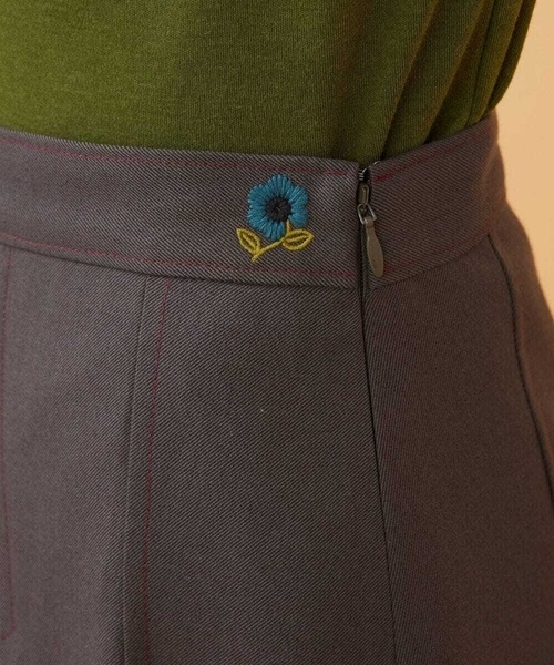 Jocomomola(ホコモモラ)の「Pliegues ワンポイント刺繍プリーツスカート(スカート・レディース・グレー/ベージュ・42/40)」の10枚目の写真