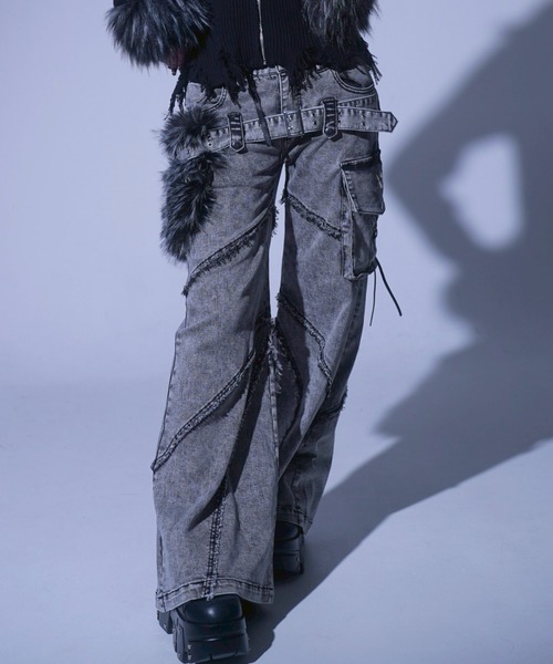 REFLEM（レフレム）の「『REFLEM/レフレム』ファーポーチベルト付きフレアデニムパンツ（デニムパンツ・レディース・ブラック/グレー・M/L）」の2枚目の写真