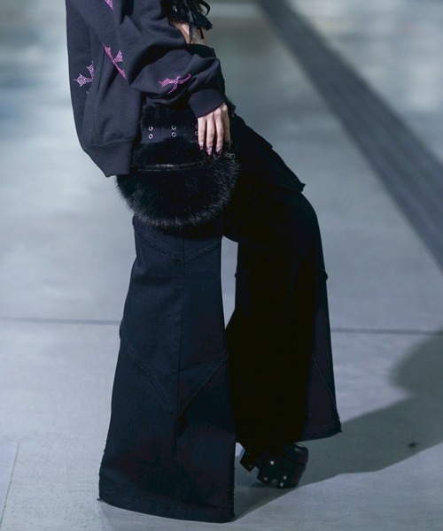 REFLEM/レフレム』ファーポーチベルト付きフレアデニムパンツ