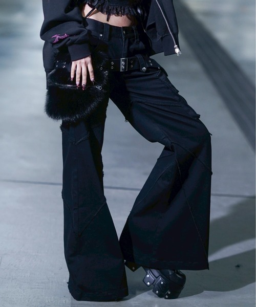 REFLEM（レフレム）の「『REFLEM/レフレム』ファーポーチベルト付きフレアデニムパンツ（デニムパンツ・レディース・ブラック/グレー・M/L）」の9枚目の写真