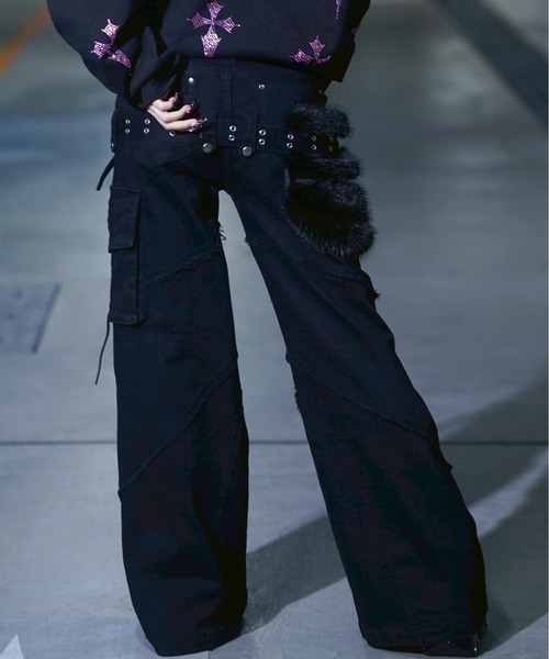 REFLEM（レフレム）の「『REFLEM/レフレム』ファーポーチベルト付きフレアデニムパンツ（デニムパンツ・レディース・ブラック/グレー・M/L）」の12枚目の写真