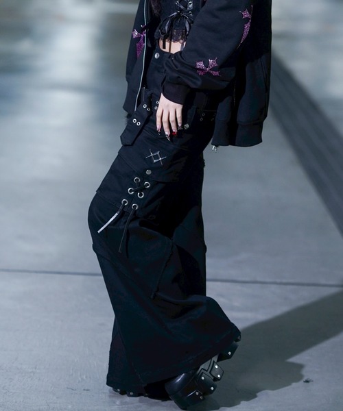 REFLEM（レフレム）の「『REFLEM/レフレム』ファーポーチベルト付きフレアデニムパンツ（デニムパンツ・レディース・ブラック/グレー・M/L）」の11枚目の写真