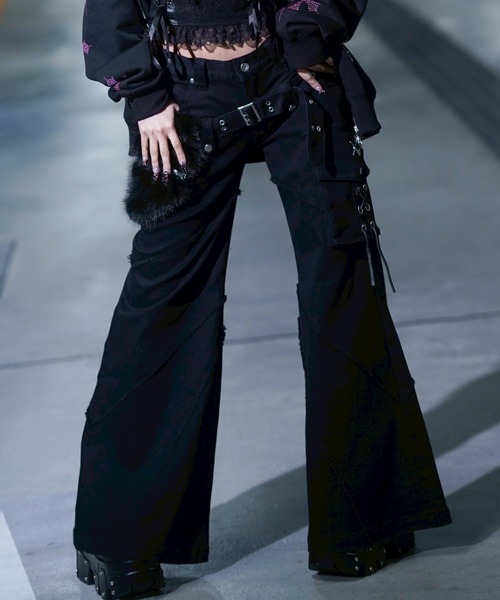 REFLEM（レフレム）の「『REFLEM/レフレム』ファーポーチベルト付きフレアデニムパンツ（デニムパンツ・レディース・ブラック/グレー・M/L）」の8枚目の写真