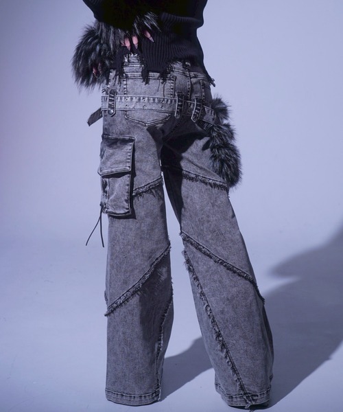 REFLEM（レフレム）の「『REFLEM/レフレム』ファーポーチベルト付きフレアデニムパンツ（デニムパンツ・レディース・ブラック/グレー・M/L）」の6枚目の写真