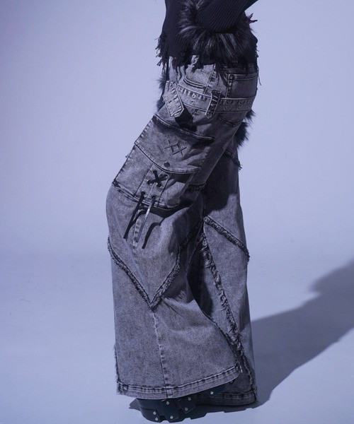 REFLEM（レフレム）の「『REFLEM/レフレム』ファーポーチベルト付きフレアデニムパンツ（デニムパンツ・レディース・ブラック/グレー・M/L）」の3枚目の写真