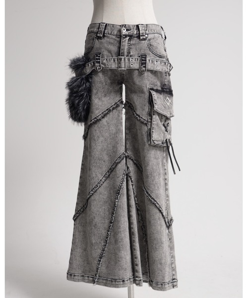 REFLEM（レフレム）の「『REFLEM/レフレム』ファーポーチベルト付きフレアデニムパンツ（デニムパンツ・レディース・ブラック/グレー・M/L）」の13枚目の写真