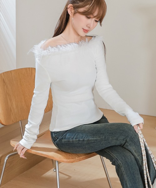 Anely(アネリー)の「ファー オフショルダー 長袖 カット トップス(Tシャツ/カットソー・レディース・グレー/ホワイト・FREE)」の3枚目の写真