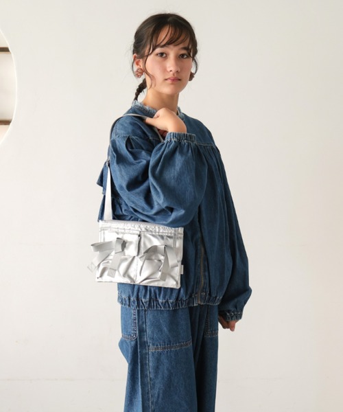 Ocean&Ground(オーシャン&グラウンド)の「WリボンポケットショルダーBAG(ハンドバッグ・レディース・ブラック/シルバー・SMALL/MEDIUM)」の3枚目の写真