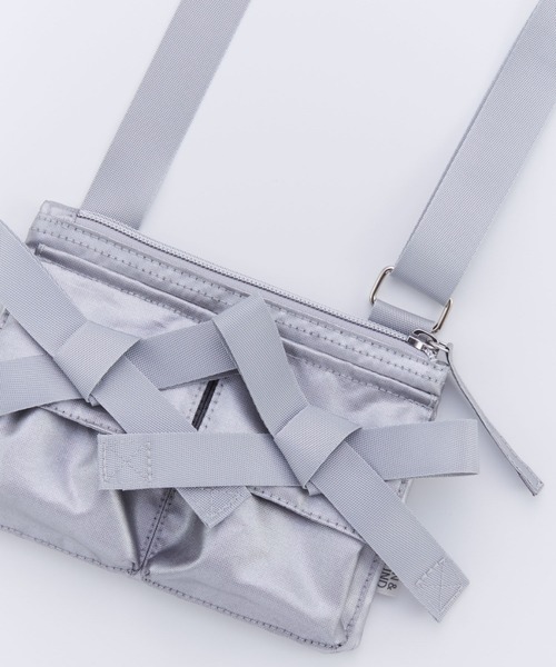 Ocean&Ground(オーシャン&グラウンド)の「WリボンポケットショルダーBAG(ハンドバッグ・レディース・ブラック/シルバー・SMALL/MEDIUM)」の12枚目の写真