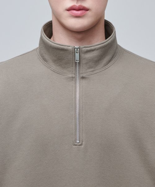 MUSINSA STANDARD(ムシンサスタンダード)の「特大ハーフジップアップスウェットシャツ【ダスティベージュ】(スウェット・メンズ・その他・SMALL/MEDIUM/LARGE/X-LARGE/XX-LARGE/XXX-LARGE)」の4枚目の写真