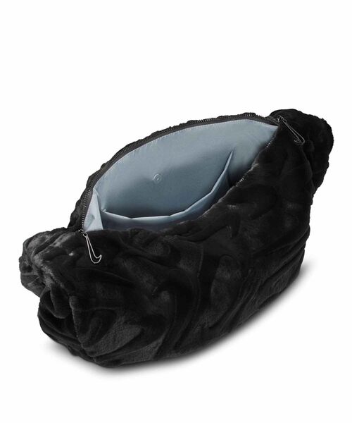 NIKE（ナイキ）の「ナイキ スポーツウェア フェイクファー スラウチーバッグ (19L) / Nike Sportswear Faux Fur Slouchy Bag (19L) HQ7515-010 Black（ショルダーバッグ・レディース・ブラック・ONE SIZE）」の5枚目の写真