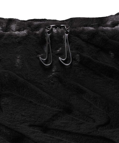 NIKE（ナイキ）の「ナイキ スポーツウェア フェイクファー スラウチーバッグ (19L) / Nike Sportswear Faux Fur Slouchy Bag (19L) HQ7515-010 Black（ショルダーバッグ・レディース・ブラック・ONE SIZE）」の6枚目の写真