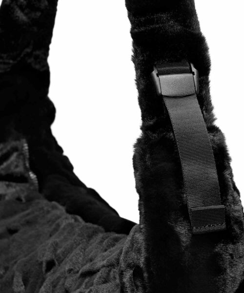 NIKE（ナイキ）の「ナイキ スポーツウェア フェイクファー スラウチーバッグ (19L) / Nike Sportswear Faux Fur Slouchy Bag (19L) HQ7515-010 Black（ショルダーバッグ・レディース・ブラック・ONE SIZE）」の7枚目の写真