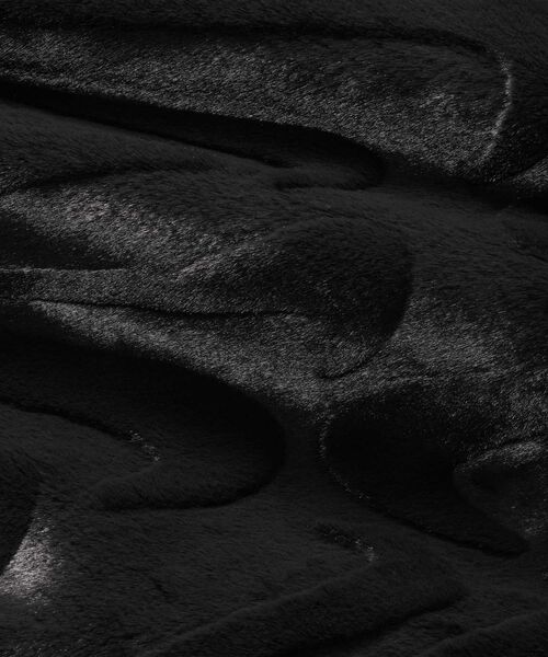 NIKE（ナイキ）の「ナイキ スポーツウェア フェイクファー スラウチーバッグ (19L) / Nike Sportswear Faux Fur Slouchy Bag (19L) HQ7515-010 Black（ショルダーバッグ・レディース・ブラック・ONE SIZE）」の8枚目の写真