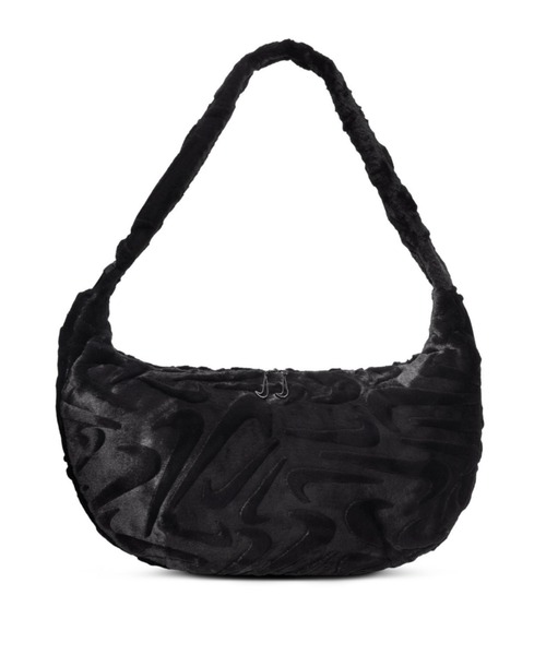NIKE(ナイキ)の「ナイキ スポーツウェア フェイクファー スラウチーバッグ (19L) / Nike Sportswear Faux Fur Slouchy Bag (19L) HQ7515-010 Black(ショルダーバッグ・レディース・ブラック・ONE SIZE)」の9枚目の写真