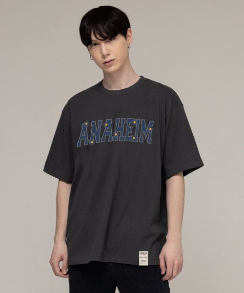 GRAVER（グレーバー）の「[UNISEX] ANAHEIMロゴフラワースマイルバンファルティ_チャコール（Tシャツ/カットソー・レディース・チャコールグレー・LARGE/SMALL）」の2枚目の写真