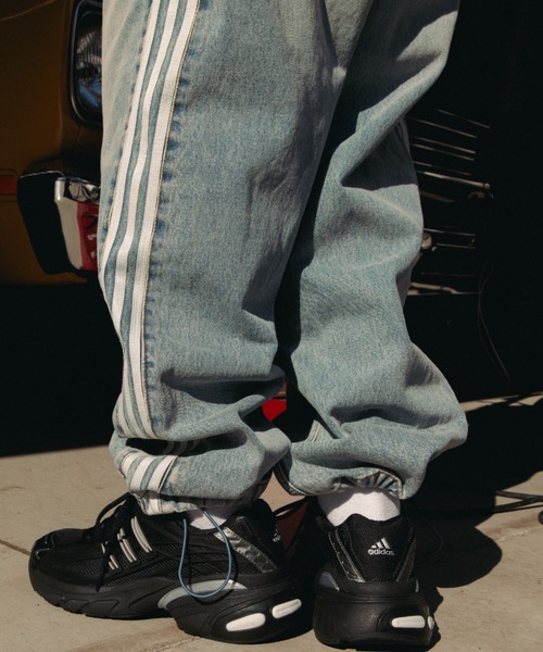 adidas（アディダス）の「adidas DENIM FIREBIRD TRACK PANTS ATMOS / アディダス デニム ファイヤー バード トラックパンツ アトモス【SP】（デニムパンツ・メンズ・ライトインディゴブルー・27inch/26inch/25inch/24inch/36inch/35inch/34inch/33inch/32inch/30inch）」の5枚目の写真