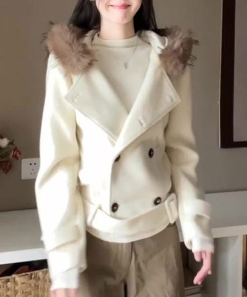 Sibra(シブラ)の「ふんわりファー付きショートコート ベルトでスタイルアップ(ダウンジャケット/コート・レディース・アイボリー・M)」の8枚目の写真