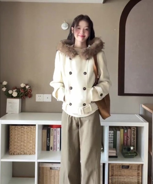 Sibra(シブラ)の「ふんわりファー付きショートコート ベルトでスタイルアップ(ダウンジャケット/コート・レディース・アイボリー・M)」の9枚目の写真