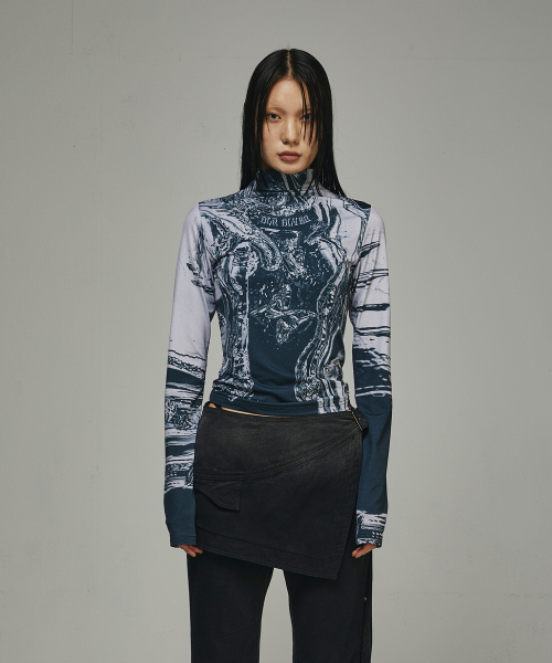 BLR(ビーエルアール)の「BLR Printed High-neck Longsleeves(Tシャツ/カットソー・レディース・ネイビー・FREE)」の1枚目の写真