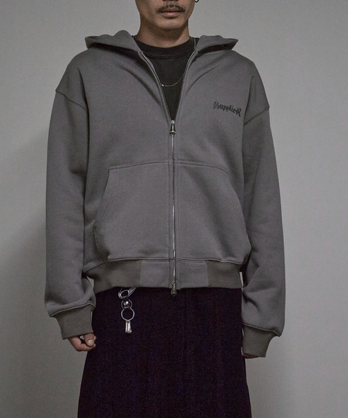 SUPPLIER（サプライヤー）の「SUPPLIER/サプライヤー Cross Zip Hoodie V2 ラインストーン シグネチャーロゴ ジップフーディー（パーカー・メンズ・ブラック/グレー/カモフラージュ・S/M/L）」の9枚目の写真
