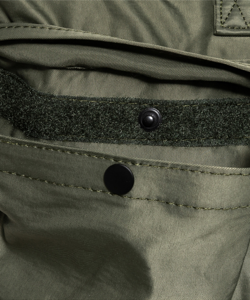 KANEITEI(カネイテイ)の「ROME HELMET BAG L (OLIVE DRAB) / RECYCLED(メッセンジャーバッグ・レディース・カーキオリーブ・FREE)」の4枚目の写真
