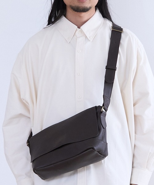 BICASH(ビカーシ)の「BICASH プレーンレザーショルダーバッグ(B827)(ショルダーバッグ・メンズ・ブラック/ブラウン/ダークブラウン・FREE)」の12枚目の写真