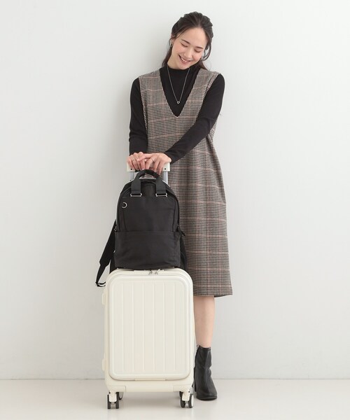 SHOO・LA・RUE(シューラルー)の「【撥水/9ポケット】コロンとしたフォルムが愛らしい キャリーオン ラウンドリュック(バックパック/リュック・レディース・ブラック/グレー/ブルー・00)」の7枚目の写真