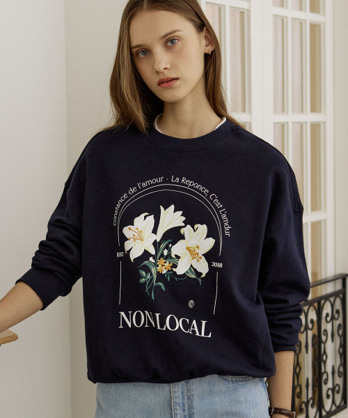 NONLOCAL(ノンローカル)の「Glasshouse Lily Print Sweatshirt - Navy(スウェット・レディース・その他・FREE)」の1枚目の写真