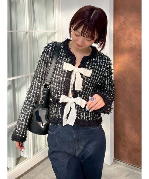 LILY BROWN（リリーブラウン）の「[L.B CANDY STOCK]ラメリボンニットジャケット（ノーカラージャケット・レディース・ホワイト/ブラック/ブルー・F）」の2枚目の写真