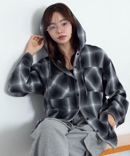 WEGO（ウィゴー）の「WEGO/【26年春新作】フードチェックシャツ（シャツ/ブラウス・レディース・ブラック/サックスブルー/レッド/ピンク・FREE）」の2枚目の写真