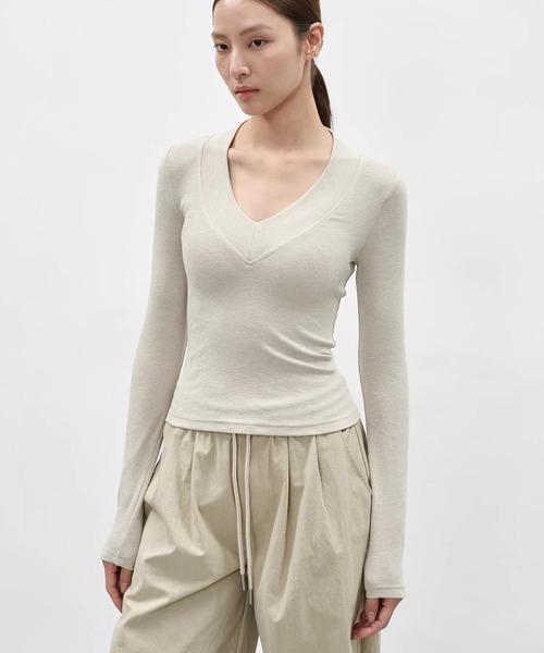 EIGHTHMONTH(エイスマンス)の「ディープVネックフィットトップス EM26s033【EIGHTHMONTH】(Tシャツ/カットソー・レディース・アイボリー/ブラック・S/M)」の1枚目の写真