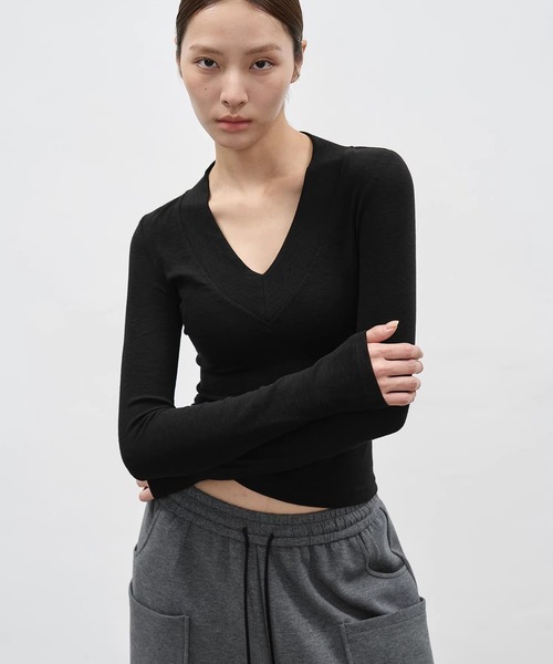 EIGHTHMONTH(エイスマンス)の「ディープVネックフィットトップス EM26s033【EIGHTHMONTH】(Tシャツ/カットソー・レディース・アイボリー/ブラック・S/M)」の7枚目の写真