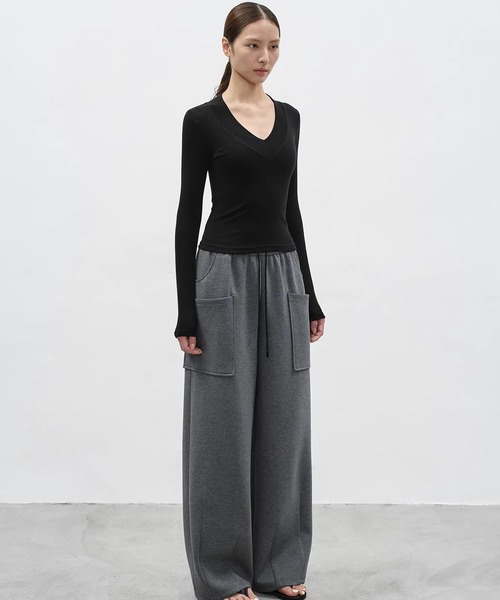 EIGHTHMONTH(エイスマンス)の「ディープVネックフィットトップス EM26s033【EIGHTHMONTH】(Tシャツ/カットソー・レディース・アイボリー/ブラック・S/M)」の22枚目の写真