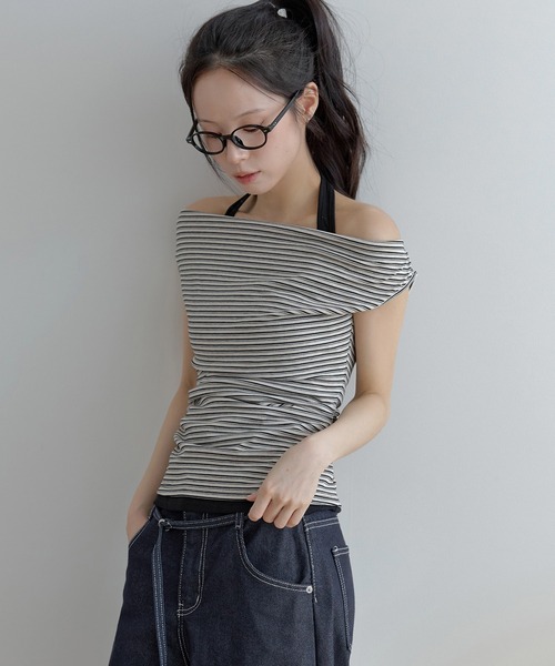 UNE MANSION(ユヌマンション)の「バイカラーホルターネックストライプオフショルダーレイヤードタンクトップキャミソール(Tシャツ/カットソー・レディース・ブラック/アイボリー/スカイブルー・FREE)」の2枚目の写真