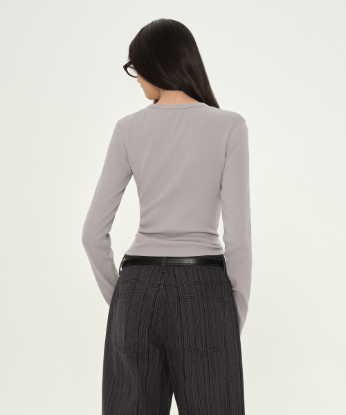 MUSINSA STANDARD WOMAN（ムシンサスタンダードウーマン）の「ウィメンズピグメントリブスリムクルーネック長袖Tシャツ[パープルグレー]（Tシャツ/カットソー・レディース・その他・X-SMALL/SMALL/MEDIUM/LARGE）」の4枚目の写真