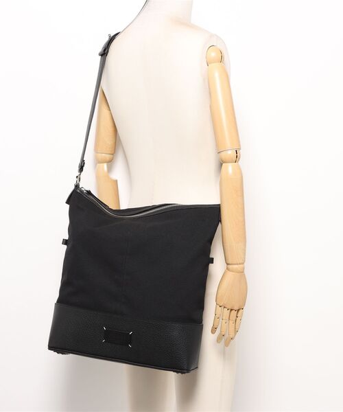Maison Margiela(メゾンマルジェラ)の「Maison Margiela 5AC HOBO MEDIUM(ショルダーバッグ・メンズ・ブラック・FREE)」の5枚目の写真