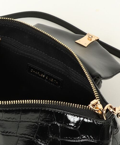 CHARLES & KEITH（チャールズ & キース）の「Lilibet リリベット クロックエフェクト イロンゲイティッド トップハンドルバッグ（ハンドバッグ・レディース・ブラック・M）」の11枚目の写真