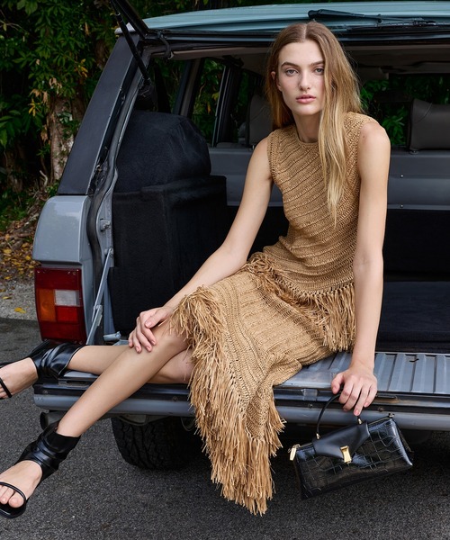 CHARLES & KEITH（チャールズ & キース）の「Lilibet リリベット クロックエフェクト イロンゲイティッド トップハンドルバッグ（ハンドバッグ・レディース・ブラック・M）」の2枚目の写真
