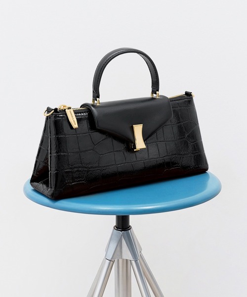 CHARLES & KEITH（チャールズ & キース）の「Lilibet リリベット クロックエフェクト イロンゲイティッド トップハンドルバッグ（ハンドバッグ・レディース・ブラック・M）」の4枚目の写真