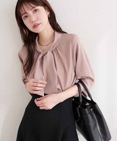 natural couture（ナチュラルクチュール）の「袖口パールノット結び６分袖ブラウス（シャツ/ブラウス・レディース・サックスブルー/ピンクベージュ/チャコールグレー/グレー/オフホワイト・FREE）」の5枚目の写真