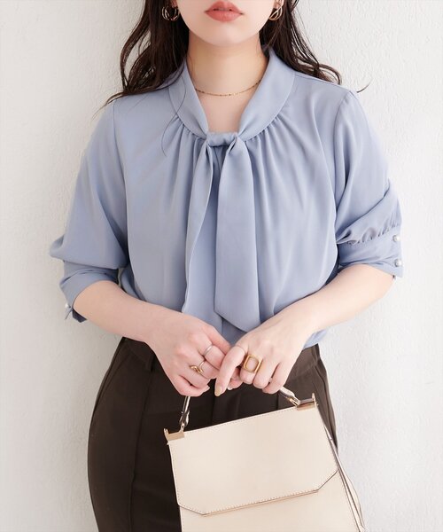 natural couture（ナチュラルクチュール）の「袖口パールノット結び６分袖ブラウス（シャツ/ブラウス・レディース・サックスブルー/ピンクベージュ/チャコールグレー/グレー/オフホワイト・FREE）」の4枚目の写真