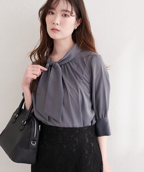 natural couture（ナチュラルクチュール）の「袖口パールノット結び６分袖ブラウス（シャツ/ブラウス・レディース・サックスブルー/ピンクベージュ/チャコールグレー/グレー/オフホワイト・FREE）」の3枚目の写真